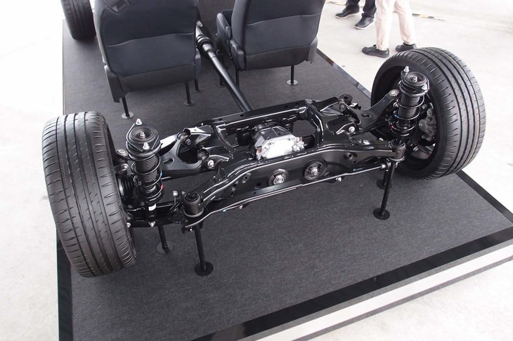 リアの構造を説明するためのベアシャシー。向かって右側が「GR 86」の、左側が「BRZ」の仕様になっている。両モデルでは、トレーリングアームブッシュやサスペンションのばね、スタビライザーの取り付け方法などが異なる。