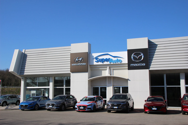 イタリア・シエナ県のヒュンダイ販売店。2019年3月撮影。ヒュンダイのサインは、新VIのブラウンになった。