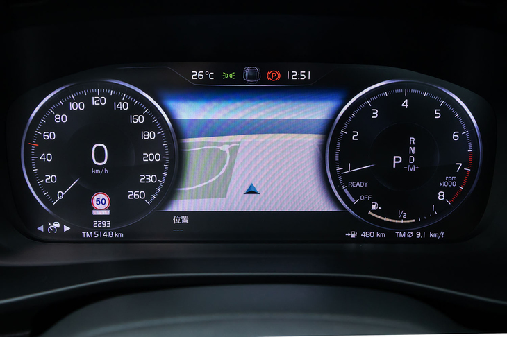メーターの代わりに搭載される、12.3インチのデジタル液晶ディスプレイ。表示の切り替えはステアリングのコントローラーで操作し、ナビ画面を映すこともできる。
