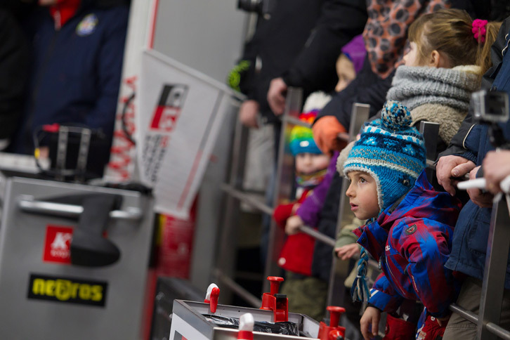 サービスでの作業を見学する子供たち。サーキットと違い、この“ギャラリーの近さ”もラリーの特徴といえる。