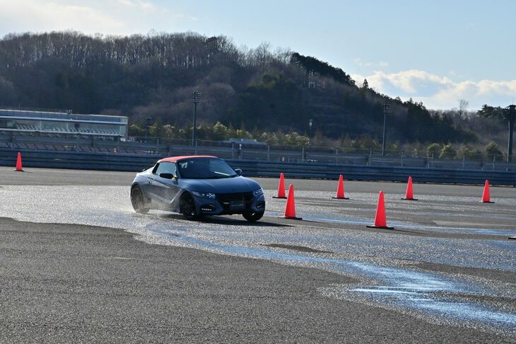 “ぬりかべ”仕様、純正バンパー仕様、モデューロのバンパー仕様で比較試乗すると、その差が実感できた。