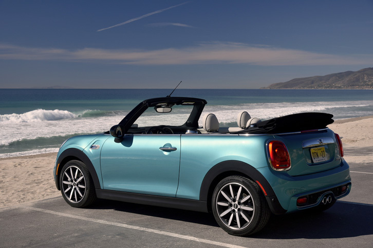 「MINIクーパーS コンバーチブル」のリアビュー。リアシートの後方にソフトトップを折りたたむ収納方法は、初代モデルから受け継がれるMINIコンバーチブルの特徴となっている。