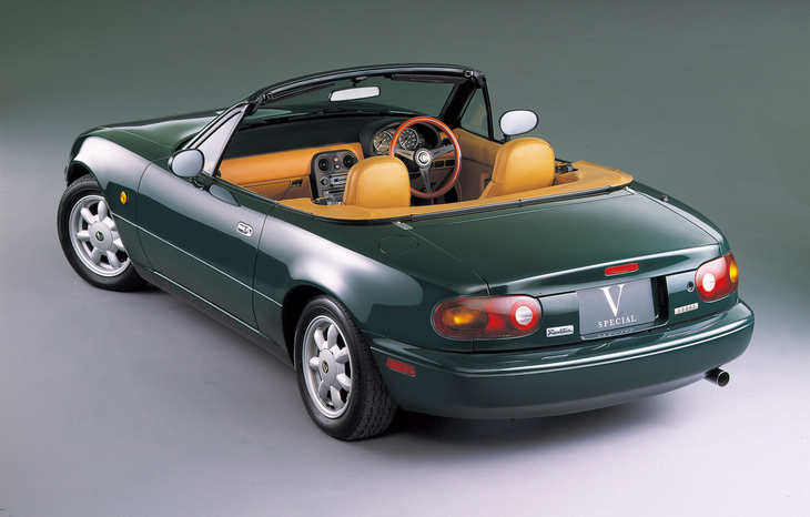1990年に追加された「ユーノス・ロードスターVスペシャル」。ナルディ製ウッドステアリング、ウッドシフトノブ、タンカラーの内装などがあしらわれた上級グレード。