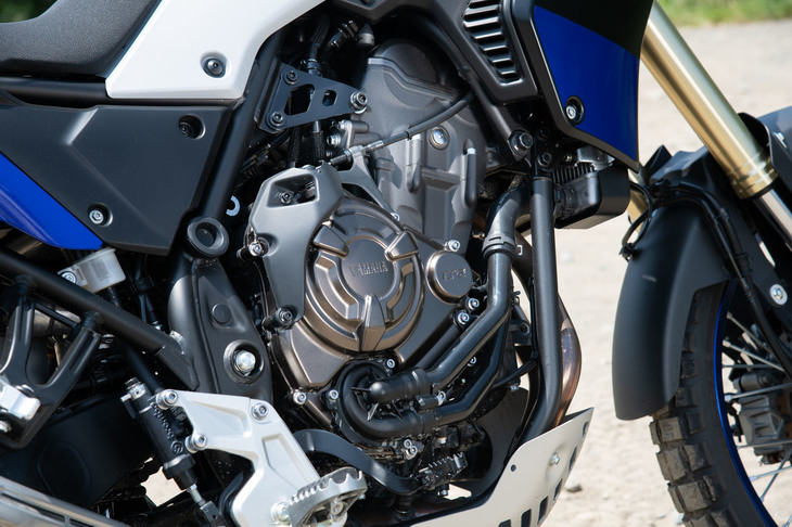 688ccの直列2気筒エンジンは、ライダーの操作に対しリニアにトルクを発生させる「クロスプレーン・コンセプト」に基づいて開発。低・中回転域の豊かなトルクも特徴となっている。