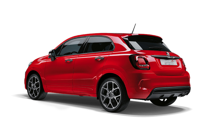 大胆なデザインの前後バンパーやボディー同色のサイドスカート、19インチホイールが目を引く「500Xスポーツ」。