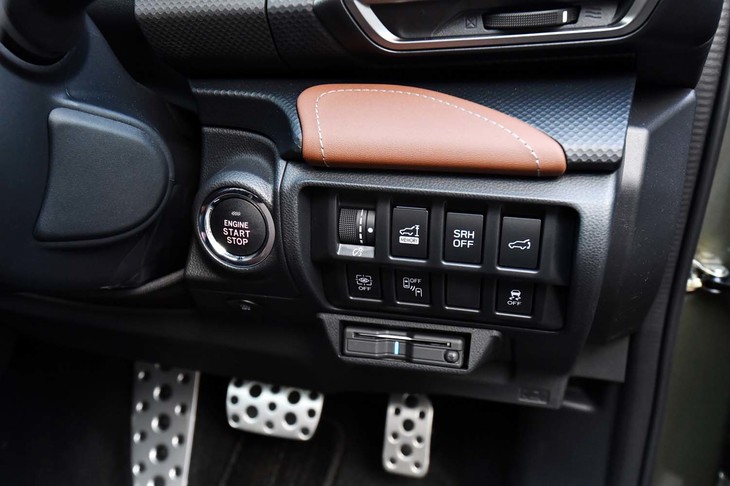 運転席の右前方には、SRH（ステアリングレスポンシブヘッドライト）やドライバーモニタリングシステムなどの解除ボタンが並ぶ。