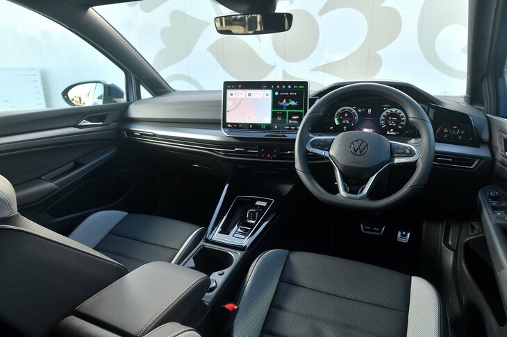 インテリアでは、従来モデルから操作インターフェイスを大幅に刷新。センターディスプレイの下部に、オーディオの音量や車内温度の調整に用いるバックライト付きのタッチスライダーバーを装備するなど、操作性の改善が図られた。