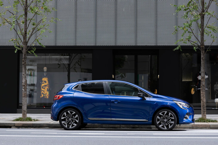 流れるようなフォルムがスポーティーな走りを感じさせる「ルーテシア」のデザイン。フロントバンパーの両端にエアディフレクターを設けるなど、空力にも配慮している。