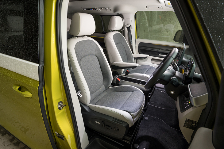 シートは国産ミニバンとは一線を画すがっちりとしたつくり。ボディーカラーとの組み合わせによるが、シートカラーも全4タイプが設定されている。