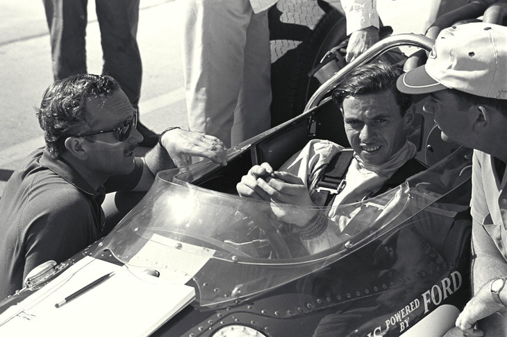 1963年と1965年の2度にわたりF1のドライバーズタイトルに輝いたジム・クラークと、コーリン・チャップマン（左）。2人はクラークが1968年に事故死するまで、公私にわたり良好な関係であり続けた。