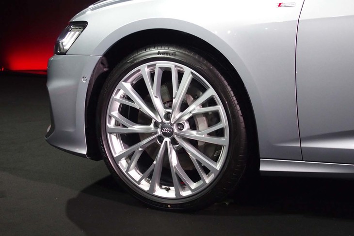 ホイールサイズは19インチが標準。写真はオプション設定されている10Yスポークホイールで、サイズは8.5Jx21。255/35R21サイズの「ピレリPゼロ」タイヤを組み合わせていた。