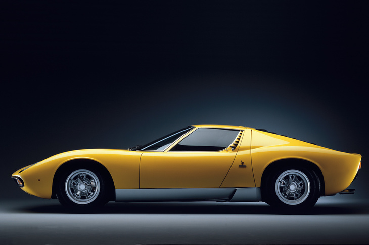 1971年登場の改良モデル「P400SV」のサイドビュー。横置きミドシップだった「ミウラ」には、縦置きミドシップのモデルに見られるようなキャビン後方の“間延び感”はない。長めのフロントノーズも相まって、どこにエンジンを積んでいるかわからないような、独特のプロポーションを実現していた。