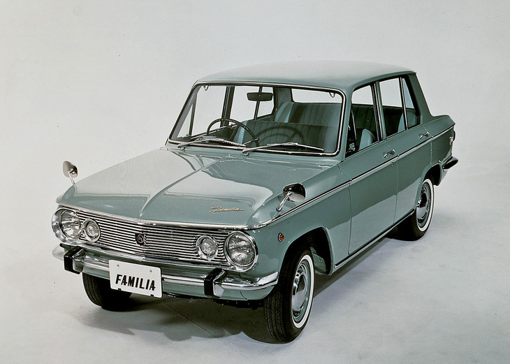 1964年10月に発売された「ファミリア4ドアセダン」。約1年前に4ナンバーの商用バンから始まったファミリアのセダン。全長×全幅×全高＝3700×1465×1385mmというボディーに先の「キャロル600」と基本的に同じ設計の800ccエンジンを搭載。ただしこちらはFRだった。
