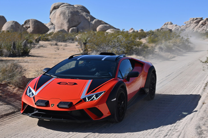 「ジョシュア・ツリー国立公園」内の未舗装路を走る「ランボルギーニ・ウラカン ステラート」。