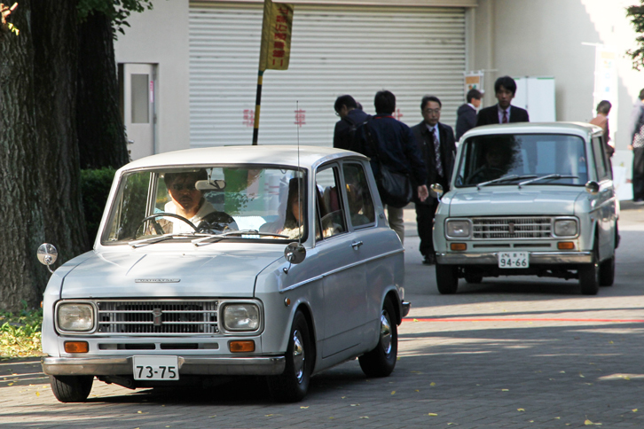 1966年にデビューしたダイハツ初の軽乗用車である「フェロー」に、その商用バンである「フェロー バン」が続く。フェローはだいぶ車高が下げられている。