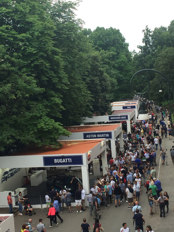 新型車は、このような規格型の建屋に入れられて、各ブランドとも1、2台展示されるスタイルだ。