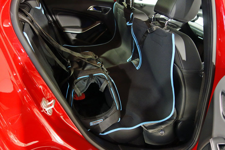 発表会では、後席に装着できるペット用品の実演も行われた。