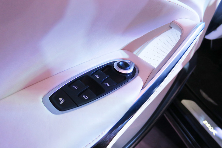 アストンマーティンDBX（フロントドアコンソール）