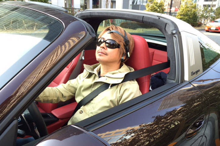 広報車の現行「ポルシェ911タルガ4S」でなぜか脳波測定中の伊達軍曹。