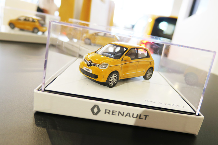 新型「ルノー・トゥインゴ」のミニカー。