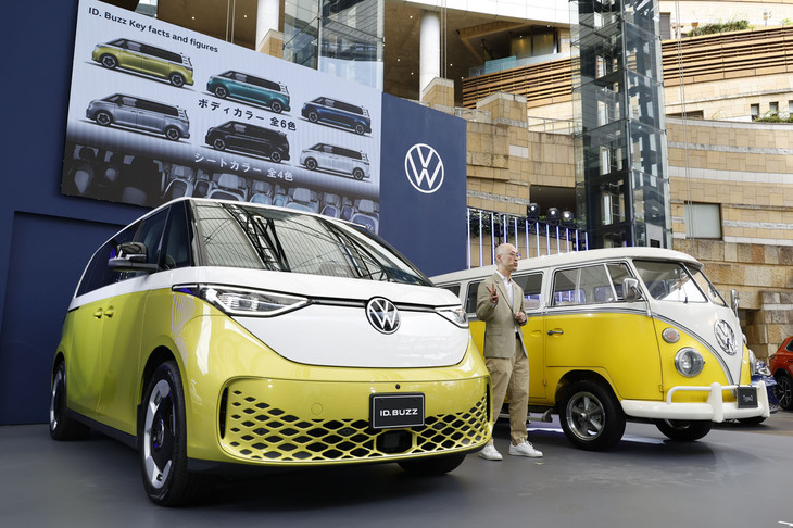 「ID.Buzz」を紹介するフォルクスワーゲン ジャパンのフォルクスワーゲンブランドディレクター、イモー・ブッシュマン氏。