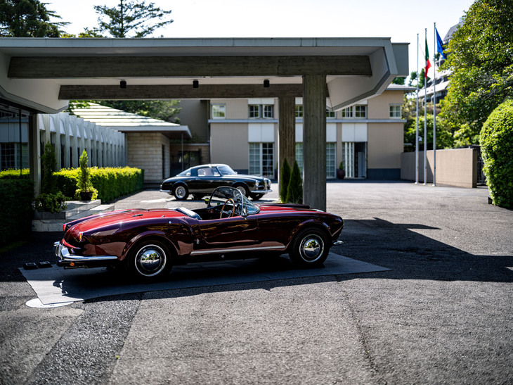 ピニンファリーナの電動ハイパーカー「バティスタ チンクアンタチンクエ」とバルケッタモデル「B95」の発表会場には、1953年の「アルファ・ロメオ1900Cスプリント ピニンファリーナ」（写真奥）と1955年の「ランチア・アウレリアB24スパイダー」（同手前）も展示された。