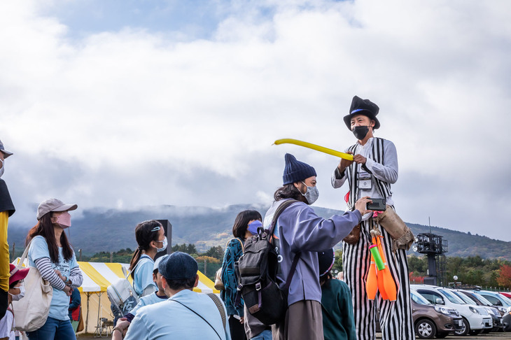 あちこちで大道芸が行われるのは、「カングージャンボリー」でおなじみの光景。カングーエリア1のバルーンパフォーマンスには、朝から長蛇の列ができていた。