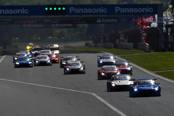 GT500クラスのスタートシーン。2台の「GT-R」を先頭に、500kmにおよぶ長丁場が始まった。