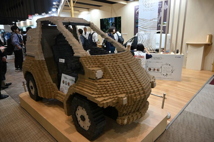 トヨタ車体が展示していたデモカー。同社が開発した間伐材由来の樹脂素材「TABWD（タブウッド）」をレゴブロックにして、同社の代表車種「コムス」を再現していた。