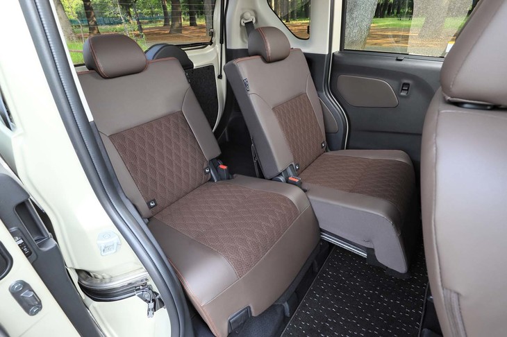 奥側のシートを一番前に、手前側のシートを一番後ろにスライドしたところ。