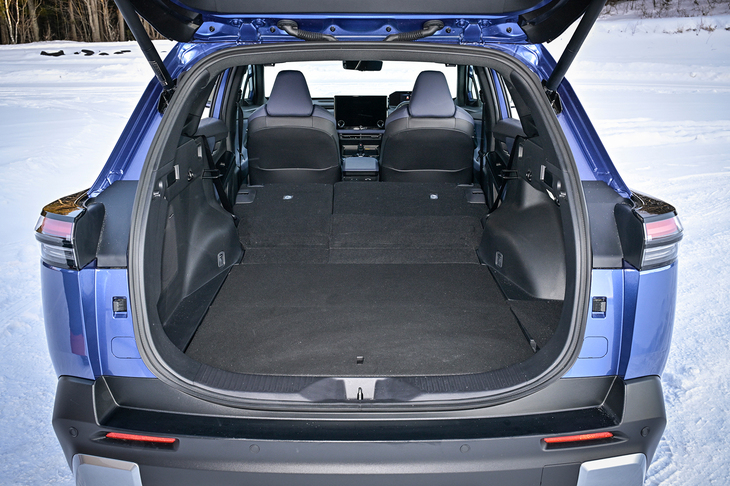 後席の背もたれは40：60分割で前に倒せる。外したトノカバーを床下に収納できるのも便利だ。