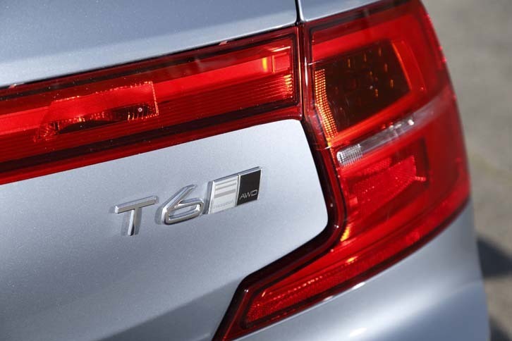 試乗車のグレードは「T6 AWD インスクリプション」。Bowers & Wilkinsのオーディオシステムや、電動ガラスサンルーフなどを標準装備した最上級グレードとなる。