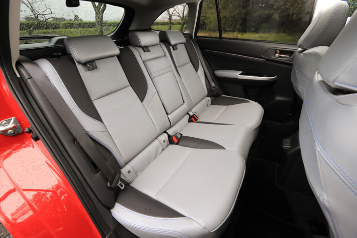 リアシートは6：4の分割可倒式から、4：2：4の3分割可倒式に変更された。