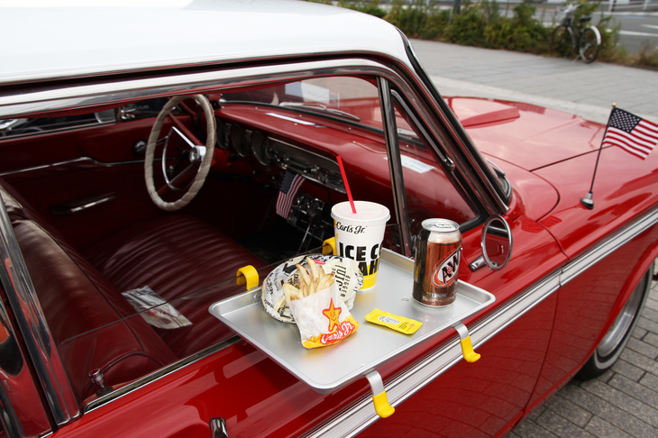 前出の「フェアレーン500」に施されたアメリカンな演出。ドライブインシアターで供された体のハンバーガー＆ポテトとA＆Wのルートビア。