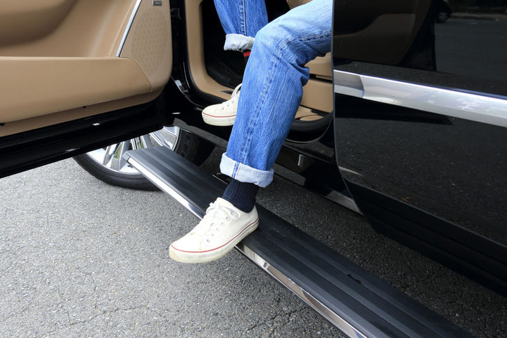 「プラチナム」に装備される、LEDライト付きのパワーリトラクタブルアシストステップ。下位グレード「ラグジュアリー」には固定式のアシストステップが装備される。