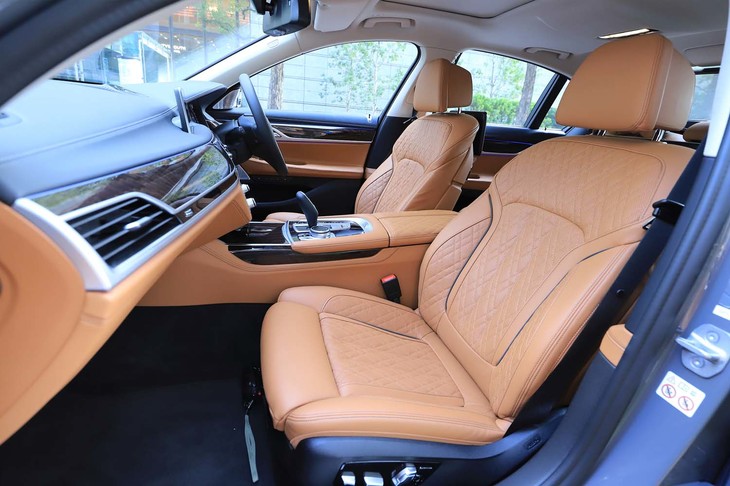 シートの座面には複雑なダイヤモンドステッチが施されている。つやのある表皮はしっとりとして柔らかい。