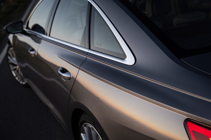 5代目「アウディA6」のショルダーライン。リアフェンダーの上に、いったい何本のプレスラインが乗っかっているのやら……。