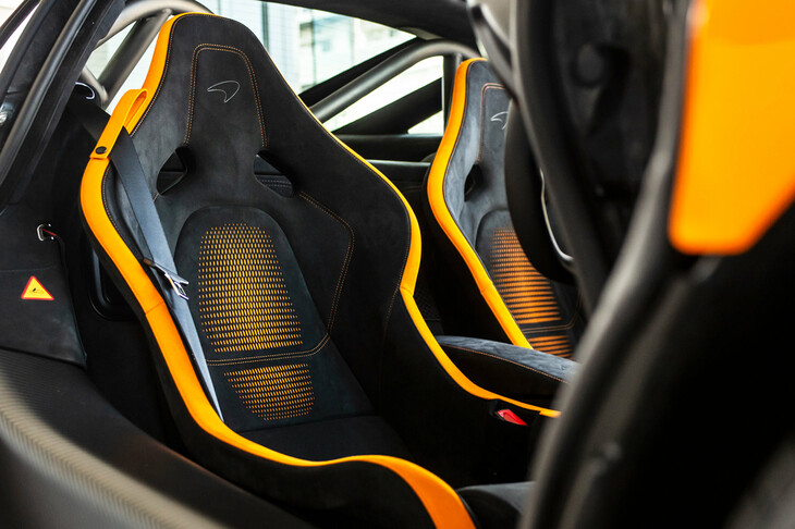 表皮にアルカンターラが用いられた「マクラーレン750S」のバケットシート。（写真：マクラーレン・オートモーティブ）