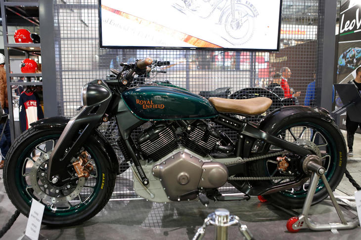 同じくロイヤルエンフィールド（以下RE）が発表したコンセプトモデル「KXコンセプト」。これはREが1930年代に発表したV型2気筒エンジン搭載の「KX」をモチーフにしている。V型2気筒エンジンも前後サスペンションシステムもフレームも新たに製作されたものだ。