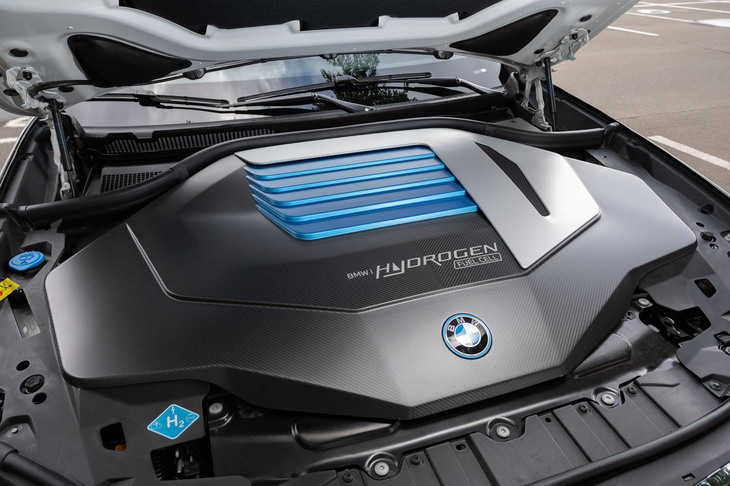 ボンネットの下は巨大なカバーで覆われる。燃料電池のセルはトヨタ自動車が供給し、BMWがスタック化している。