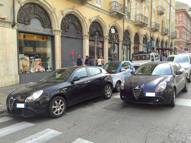 筆者の写真アーカイブから。「アルファ・ロメオ・ジュリエッタ」は、トリノ市街“名物”の二重駐車である。2015年撮影。