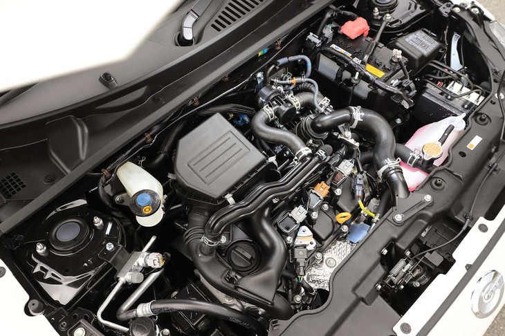 「GRスポーツ」シリーズではパワートレインには手を入れないのが常。「コペンGRスポーツ」でも0.66リッター直3ターボエンジンのスペックやトランスミッションのセッティングは標準車からそのまま。