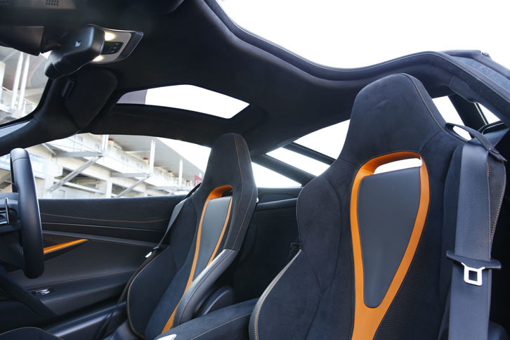 「720S」のドアは、上部パネルがルーフにまで回りこんでいるため、開いた際には、乗員の頭上をさえぎるものがなくなる。試乗車はさらに、パネルそのものをオプションのグラスルーフに換えている。