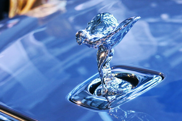 ロールス・ロイスのボンネットマスコット「スピリット・オブ・エクスタシー」は、より前のめりな姿勢の、新しいデザインとなった。