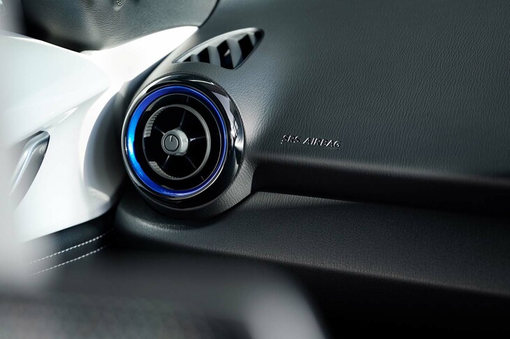 「ロードスター990S」のエアコン吹き出し口のベゼルは、ブルー／ピアノブラックでドレスアップされている。