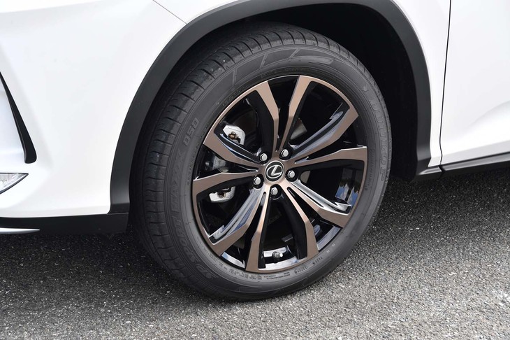 20インチのアルミホイール。ブロンズカラーで仕上げた上に切削光輝加工が施される。