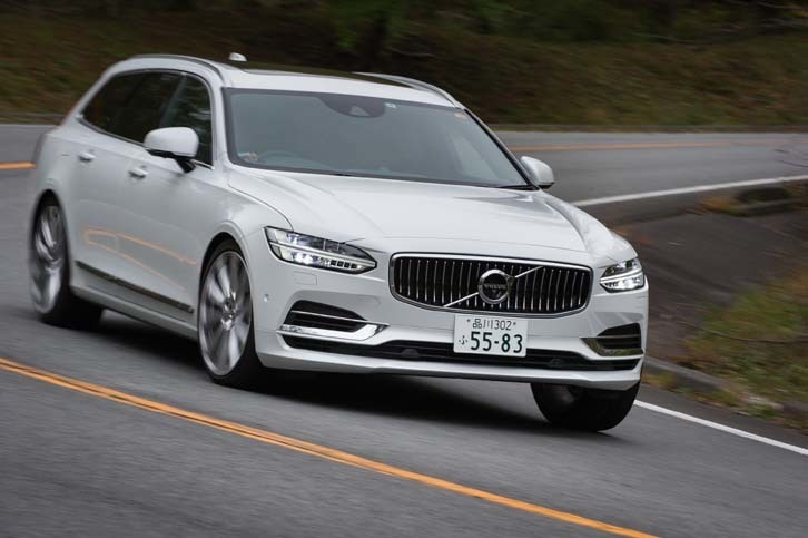 ワインディングロードを行く「V90 T8 Twin Engine AWD インスクリプション」。