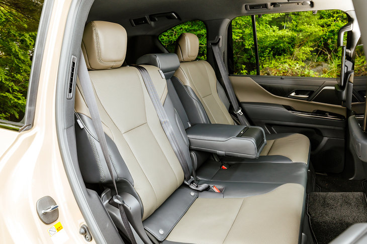2列目シートはタンブルアップで格納できる。前席と同様にヒーター／ベンチレーション機能が搭載される。