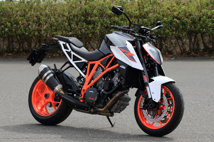 KTMのロードモデルは大きく分けて、ネイキッドスポーツの「デューク」、エンデューロモデルの「アドベンチャー」、スーパースポーツの「RC」の3系統に分類できる。写真はネイキッドスポーツの最上級モデル「1290スーパーデュークR」。