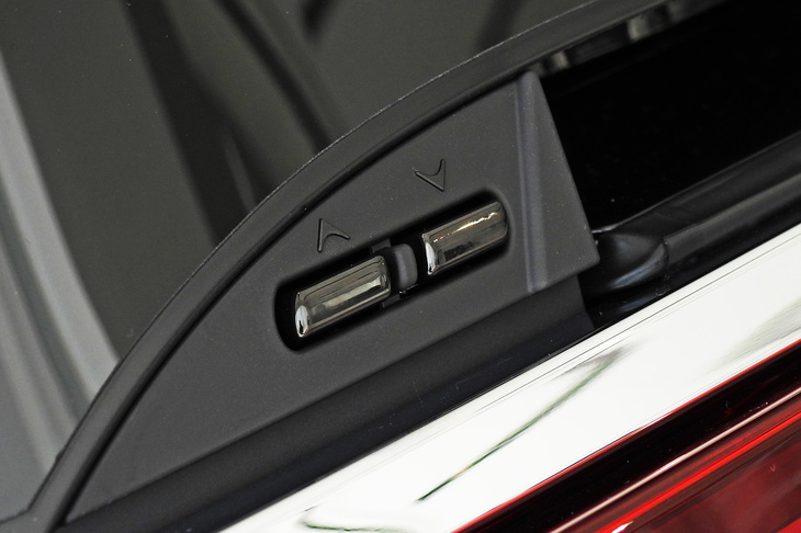 レクサスLM500h“バージョンL”（テールゲートスイッチ）